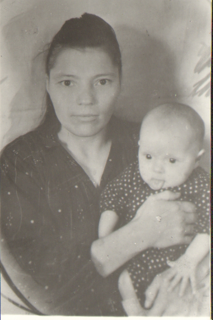 Нина Пономарёва с дочкой  Катериной, фото 1952 года