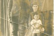 Дед Сидор и бабушка Саша с дочерью Марией, 1942 год