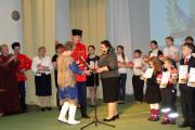 Председатель жюри Елена Вергунова вручает награды победителям