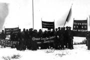 демонстрация  7 ноября 1929 г. п.Хоседа. Где-то здесь среди демонстрантов и родители Кима Вонгуева.jpg