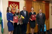 Награду получают Полина Ледкова и Мария Маркова
