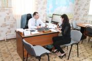   Директор Центра занятости Руслан Волосков обсуждает  вопросы переподготовки безработных