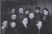 Евгения Афанасьевна с учениками Чижской начальной школы, 1959–1960 годы