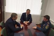   Игорь Кошин поблагодарил Сергея Боенко (слева) и Виктора  Ивкина за работу по обеспечению безопасности жителей НАО