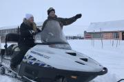 Инструктор Роман Носов готовит новую участницу снегоходных  соревнований