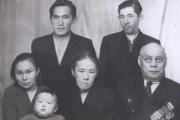 Ольга Андреевна (в центре) с отцом Тыко Вылкой, мужем и детьми