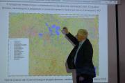 Владимир Ануфриев показывает на карте  территорию будущей ООПТ