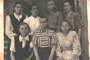 Первая в нижнем ряду слева Ирина Карповна с сокурсницами в сельхозшколе. Середина 50-х годов