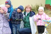 Римма Галушина с воспитанниками детского сада п. Нельмина Носа
