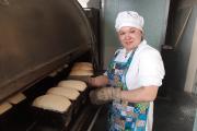 Елена Василевская – одна из трёх работниц пекарни / Фото автора