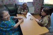 Домино и шашки – любимые игры проживающих / Фото автора и Антона Тайбарея