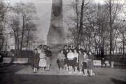 У памятника Пушкину с однокурсницами. Роза Канюкова – первая слева в клетчатом пальто. 1963 год