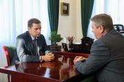 Глава региона Александр Цыбульский и спикер окружного парламента Александр Лутовинов обсудили вопрос поддержки сельхозпроизводителей / Фото Екатерины Шутяк