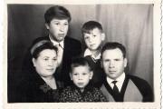 Н. П. Лутовинова с супругом и детьми, 1969 г. / Фото из личного архива А. Лутовинова