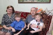 Приёмные родители Надежда и Фёдор Каневы с младшими сыновьями / Фото предоставлено автором