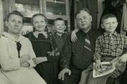 А. А. Торков с женой и детьми / Фото из семейного архива