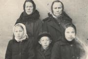 Бабушка Агриппина Александровна Чуклина во втором ряду справа / Фото из семейного архива автора
