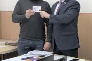 Председатель избиркома Иван Макаров вручил удостоверение зарегистрированному кандидату Олегу Брескаленко / Фото Избиркома НАО