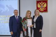 Автора книги наградили почётной грамотой главы района / Фото Игоря Ибраева
