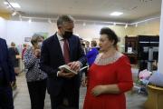 Вдова учёного Г. А. Чернова подарила губернатору НАО редкую книгу / Фото Екатерина Эстер