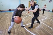 На уроке физкультуры Евгений Черняев преподаёт детям основы игры в баскетбол / Фото автора