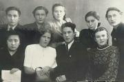 Александр Канюков (крайний слева во втором ряду) с друзьями юности / Фото из домашнего архива родных А.Ф. Канюкова