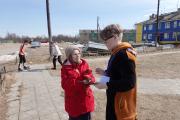 Елизавета Курникова помогает жителям микрорайона проголосовать / Фото автора