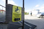В большинстве учреждений оформлены паспорта доступности, гораздо хуже обстоит дело с объектами торговли и общепита / Фото автора