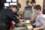 Дети с родителями готовили праздничные блюда под руководством поваров / Фото Т.Е. Поповой