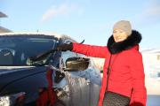 Зима. Обычное утро автомобилиста на Крайнем Севере – прогреть машину, очистить от снега и льда / Фото Екатерины Эстер