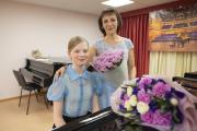 Арсения Рыбакова занимается у преподавателя Евгении Хвостовой по фортепиано / Фото из семейного архива