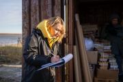 Кто больше? Организаторы учитывают каждый килограмм сданной макулатуры / Фото Алексея Орлова