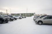 На парковке у Ненецкой окружной больницы водителям стоит быть осторожнее / Фото Алексея Орлова
