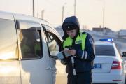 Одна из причин для остановки водителей — проверка документов на право пользования ТС / Фото Алексея Орлова