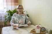Евгения Гавриловна Комарова и сегодня ни дня не проводит без чтения / Фото Алексея Орлова