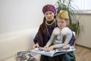 Внучка Нина (в наряде из бабушкиного сундука) и праправнучка Алиса героев Великой Отечественной войны Артеева Алексея Тимофеевича и Канева Ивана Ивановича / Фото Алексея Орлова