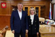 Марат Хуснуллин и Ирина Гехт обсудили во время рабочей встречи вопросы дорожного строительства, модернизации ЖКХ, расселения аварийного жилья и благоустройства населённых пунктов / Фото пресс-службы Правительства РФ