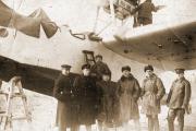 Иван Крестьянов с товарищами у самолёта МБР-2, приблизительно 1939–1940 гг. / Фото Из архива С.В. Козлова