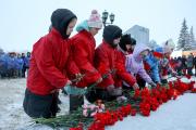 Собравшиеся возложили к обелиску цветы и почтили минутой молчания память погибших и пропавших без вести воинов / Фото Екатерины Эстер