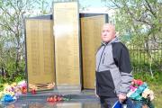 В 2014 году Сергею Семёновичу удалось сделать проект и организовать возведение в Андеге обелиска участникам Великой Отечественной войны и труженикам тыла / Фото из архива Сергея Хабарова