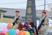 Потомки героев у памятника землякам, погибшим в годы Великой Отечественной войны, п. Усть-Кара / Фото Валентины Хатанзейской