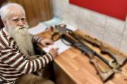 Жители НАО передают оружие для победы / Фото пресс-службы Управления Росгвардии по НАО