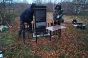 Работы по замене мемориальной доски выполнили Андрей Безумов и Алексей Канев / Фото автора