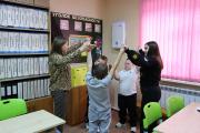 Учитель Снежана и тьютор Аня проводят урок у особенных ребят / Фото Елены Нядэй