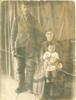 Дед Сидор и бабушка Саша с дочерью Марией, 1942 год