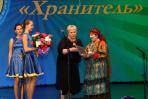 Начальник Управления культуры НАО Марина Смаровоз вручает награду Домне Артеевой