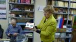 Луиза Хозяинова демонстрирует оборудование для слабовидящих