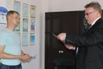  Вручение удостоверения и  знака Виктору Мартынову