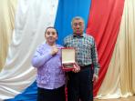   Пётр Иванович и Мария Александровна Нюровы приняли  заслуженную награду с благодарностью