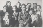 Выпускной класс средней школы. 1941 год. В центре –  директор А.А. Пичугин. В годы войны погиб под Сталинградом
